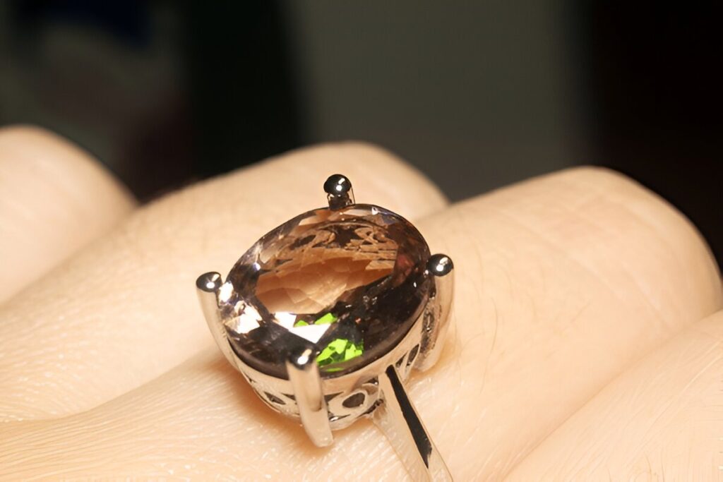 Fashion ring with Zultanite gemstone