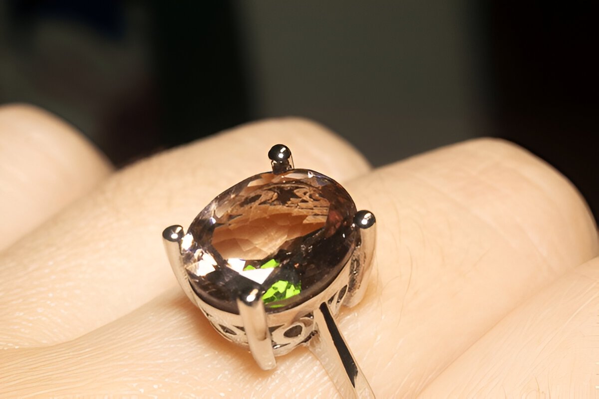 Fashion ring with Zultanite gemstone