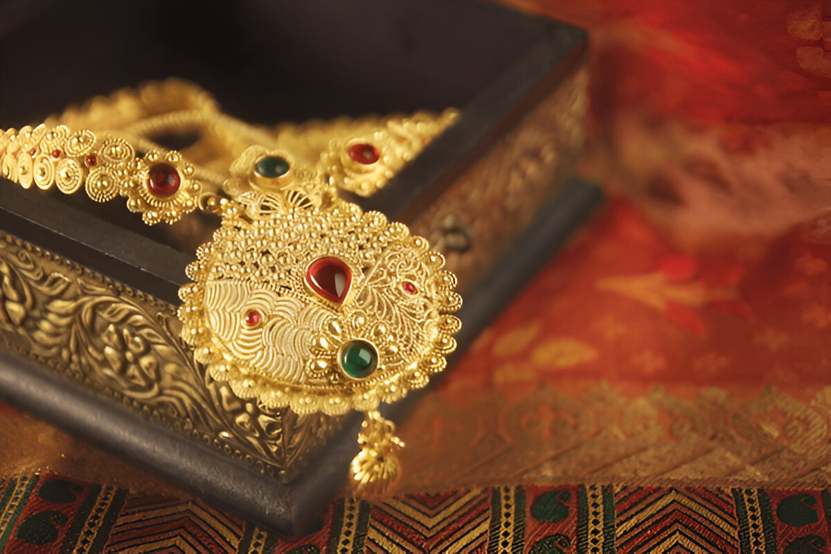 Indian Traditional Gold Necklace with Gemstones
