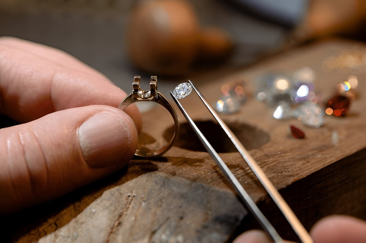 diamond making a ring' s wax mold, jewelry making witgold smith